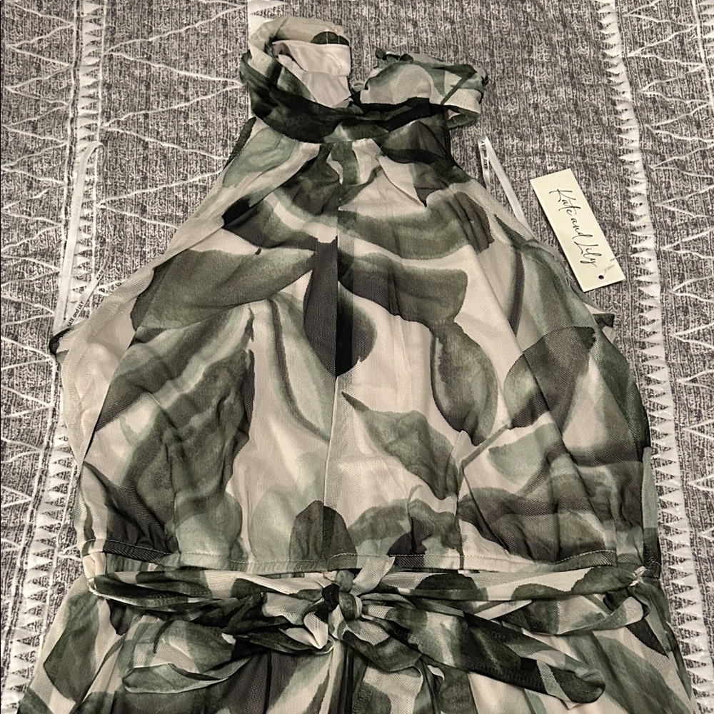 Elegant Green Leaf Maxi Dress - Picture 2 of 5